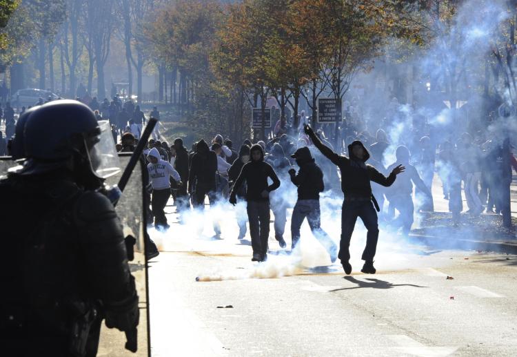 france_riots_paralyze_105770247